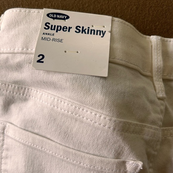 NWT Old Navy Women's White Super Skinny Jeans, ankle, mid-rise Super Skinny Sz 2 - Picture 2 of 3